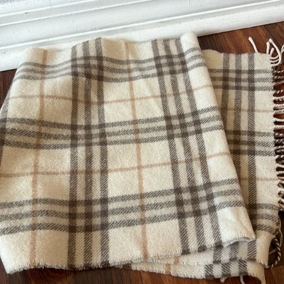 1356 Butberry scarf - Picture 1 of 1